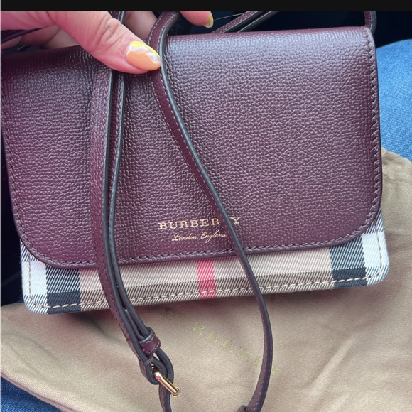 Like new burberry bag 600 or obo - Picture 1 of 3